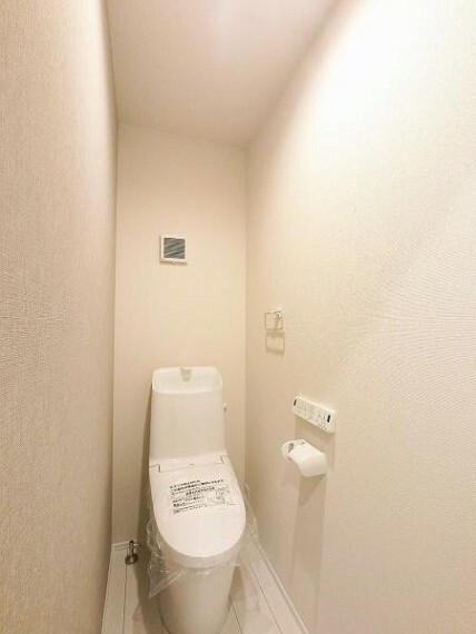 トイレ トイレは、洗浄機能を標準完備。清潔な空間の印象です。