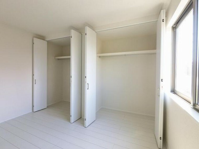 収納 各居室のクローゼットは2箇所に分かれており、用途に合わせて使い分けができます。