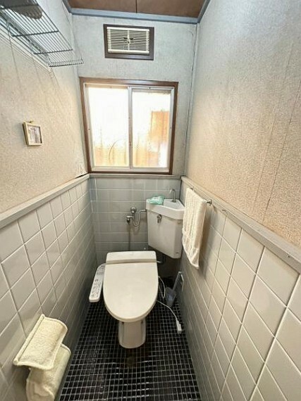 トイレ シンプルなデザインのトイレ。飾り付けも楽しめます！