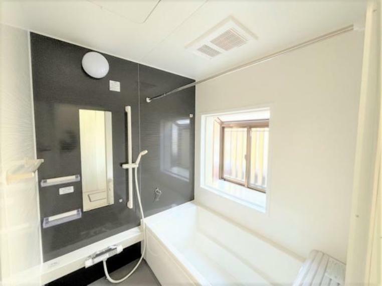 浴室 【リフォーム済）】浴室はハウステック製の新品のユニットバスに交換しました。足を伸ばせる1坪サイズの広々とした浴槽で、1日の疲れをゆっくり癒すことができますよ。