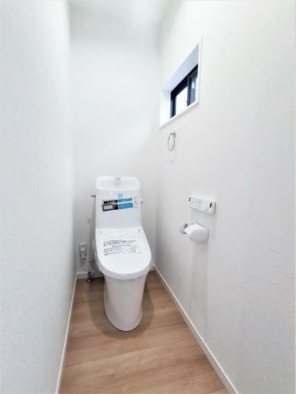 トイレ 【同仕様写真】トイレはLIXIL製の温水洗浄機能付きに新品交換しました。キズや汚れが付きにくい加工が施してあるのでお手入れが簡単です。直接肌に触れるトイレは新品が嬉しいですよね。