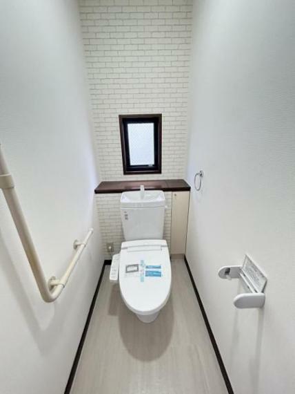 トイレ 【リフォーム完了】トイレはLIXIL製の温水洗浄機能付きに新品交換しました。キズや汚れが付きにくい加工が施してあるのでお手入れが簡単です。直接肌に触れるトイレは新品が嬉しいですよね。