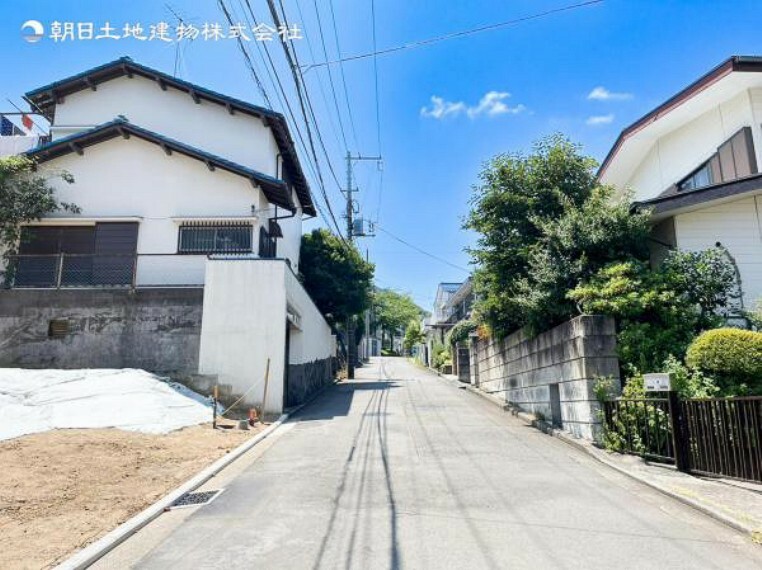 現況写真 【前面道路】前面道路は閑静な住宅地をはしる車通りの少ない道路です。お車の出し入れの苦手なママや小さなお子様にも安心です。