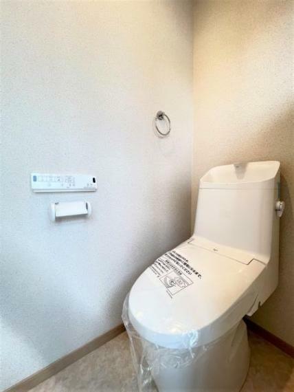 トイレ 【トイレ/同仕様写真】トイレはLIXIL社製の暖房便座付きウォシュレットトイレに新品交換しました。直接お肌に触れる部分が新品になるのは嬉しいですよね。