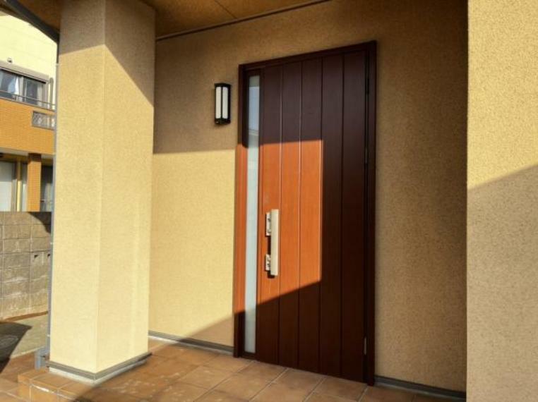 玄関 【リフォーム完成】玄関は木目調のオシャレなドアです。鍵の交換、玄関灯、インターホンの交換などを行いました。