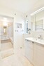 キッチン ゆとりの広さの洗面室。鏡裏収納付3面鏡型の独立洗面化粧台は、広めで使いやすくお手入れもラクラク。（4号棟）
