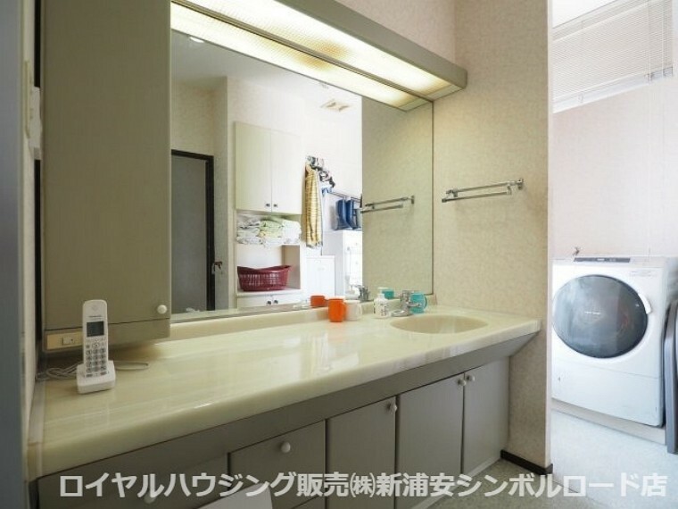 洗面化粧台 浴室とルーフバルコニーに繋がる洗面室（1）です。