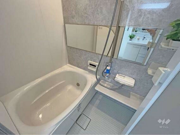 浴室 【浴室】浴室には窓がついており、換気がしやすくお掃除も楽にできます。