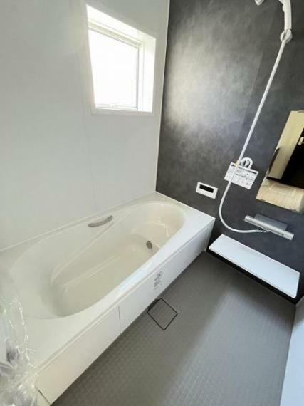 浴室 白と深めのブラウンで統一されたお風呂は1日の 疲れを癒してくれます