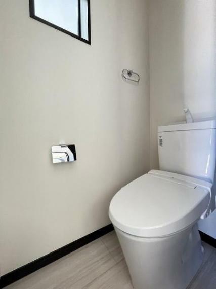 トイレ 白を基調に清潔感のあるトイレです 小窓からは優しい光が入り、閉塞しがちなトイレを明るく演出してくれます