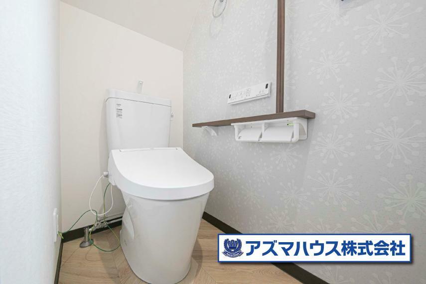 トイレ 冬の寒い時期でも快適な温水洗浄便座付のトイレです。汚れた時にはサッと拭けて衛生的！
