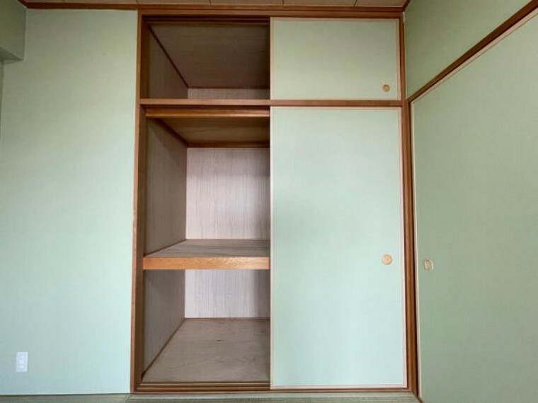 和室6帖:押入収納は上部と下部に分かれた2段構造になっているため、荷物の出し入れがしやすいです。