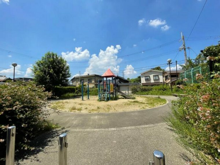 現況写真 敷地内公園でお子様を遊ばせてあげることができます。