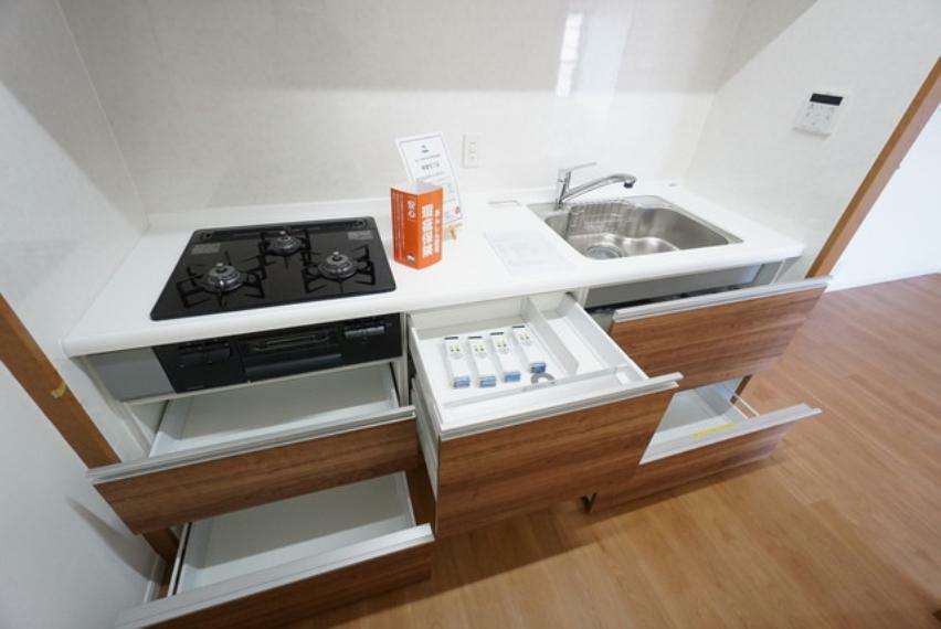 使い勝手の良いシステムキッチン。スライド式の収納スペース付きなので調理道具をはじめ調味料や食器などもきれいに整理することができます。