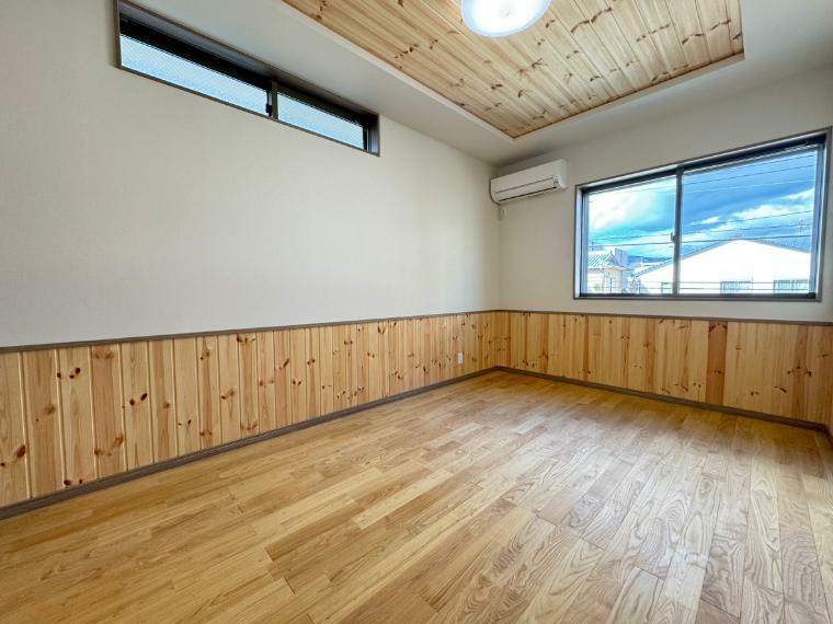 板張りの腰壁がかわいい洋室。全居室クローゼット収納付きで、お部屋を広々ご使用いただけます。
