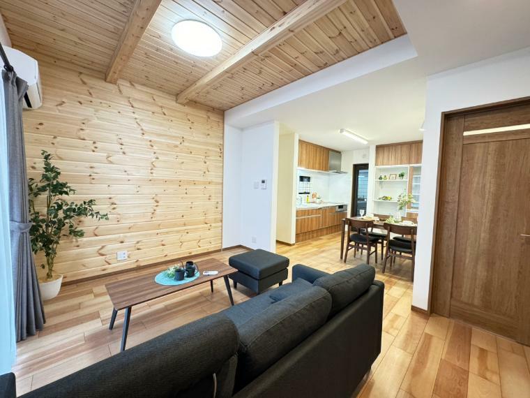 壁・天井には北欧フィンランドから取り寄せた無垢材を贅沢に使用しています。フィンランドでは豊かな自然を保ちながら、必要な量だけを木材として活用する、サステナブルな森林管理を行っています。