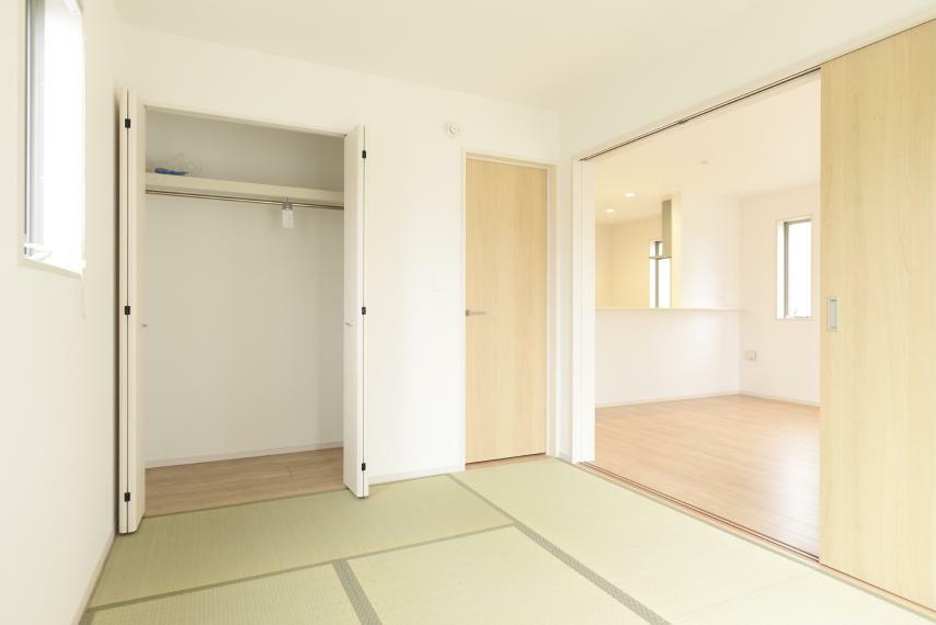 LDKに隣接する和室は、天井や建具（扉）が洋室と変わらない仕様のため、お家全体の統一感が保たれるデザインになっています。