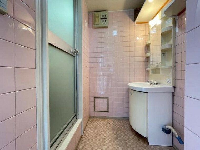 脱衣場 洗濯機を配置しても十分なスペースを確保した設計の洗面室！