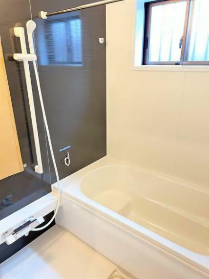 浴室 【リフォーム完成】浴室はハウステック製の新品のユニットバスに交換しました。足を伸ばせる1坪サイズの広々とした浴槽で、1日の疲れをゆっくり癒すことができますよ。
