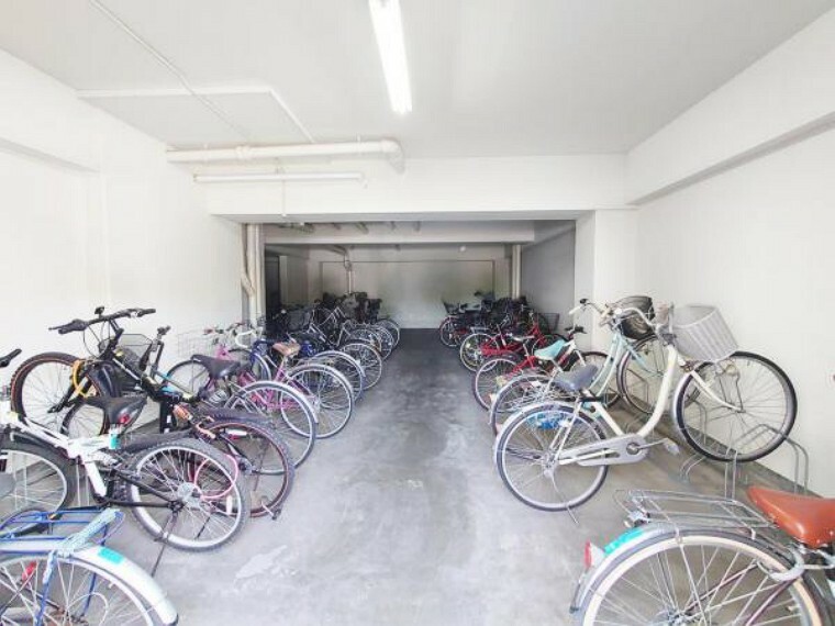 【駐輪場】駐輪場は月額100円で使用可能です。自転車があるとちょっとした移動もより便利になるので嬉しいですね。