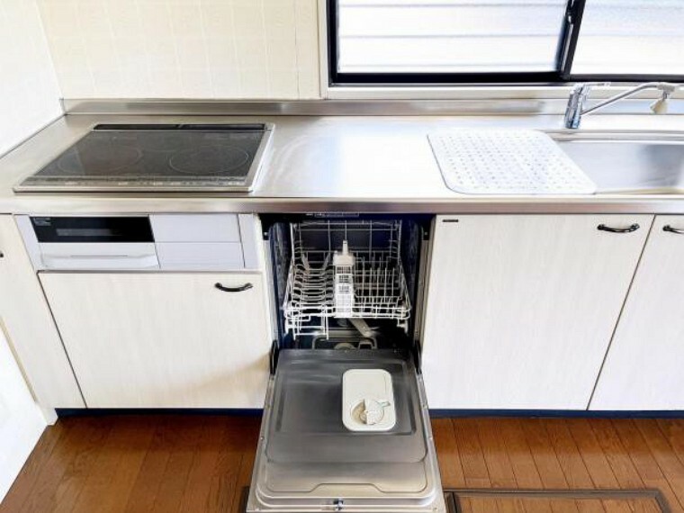 キッチン 50℃以上の高温のお湯で洗うため雑菌の繁殖を防ぎ、衛生的な食洗機付です。大型の食洗機付で面倒な食器洗いもラクラク。
