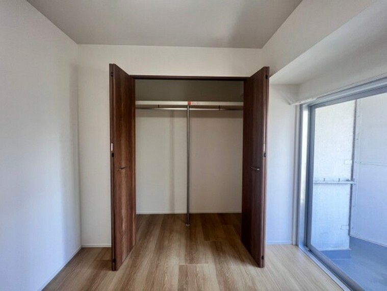 収納 両開きの扉がついていて、開口部広く、大きなものも入れやすいです。