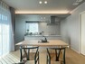 キッチン 【No.1】ダイニングキッチン（令和5年12月8日撮影）グレートーンのキッチンと天井の間接照明で柔らかな雰囲気を醸し出します。