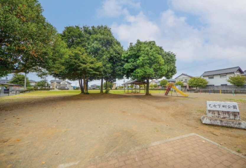 公園 現地から300m～340m。　乙女下町公園　休憩できるシェルターや大きな広場がある公園です。