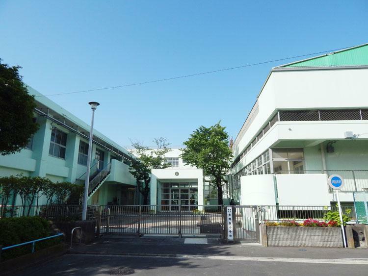 小学校 本郷台小学校まで870m スタートカリキュラムという幼稚園・保育園から学校へとスムーズに移行出来るように工夫された授業内容がされている小学校。駅からも近く通いやすい立地です。