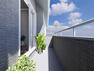 バルコニー （2号棟 完成予想図）ワイドバルコニーで広がる屋外ライフ。リラックス＆エンターテイメントの理想空間、自然光と通風で生活を豊かに。