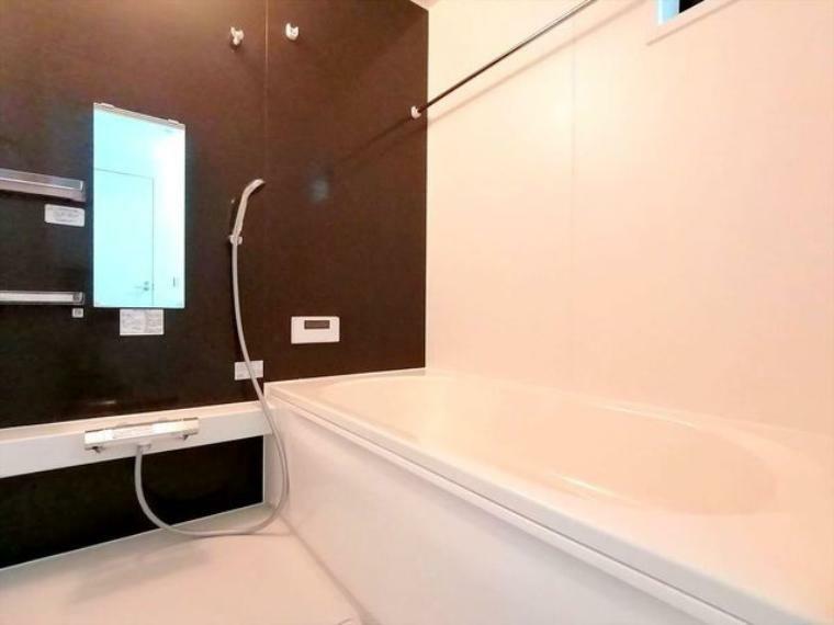 浴室 一日の疲れを癒すための心地よいバスタイムを演出する浴室はゆとりあるサイズを採用。浴室乾燥機付き！ ■八王子市万町　新築一戸建て■