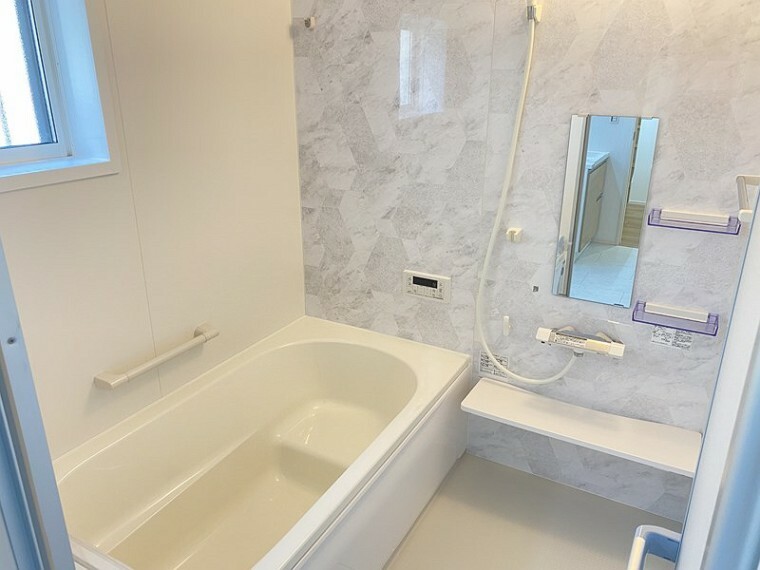 浴室 キレイが長続きする新素材のフェイスクリン浴槽を使用しております。さらに！浴室暖房換気乾燥機が付いており、雨の日のお洗濯物の心配なしです!!