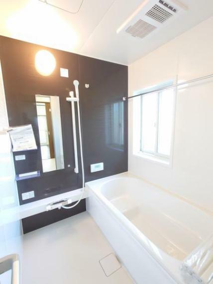 浴室 【リフォーム済】浴室はハウステック製の新品のユニットバスに交換します。足を伸ばせる1坪サイズの広々とした浴槽で、1日の疲れをゆっくり癒すことができますよ。