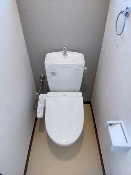 トイレ 【リフォーム済】トイレはTOTO製の温水洗浄機能付きに新品交換しました。表面は凹凸がないため汚れが付きにくく、継ぎ目のない形状でお手入れが簡単です。節水機能付きなのでお財布にも優しいですね。
