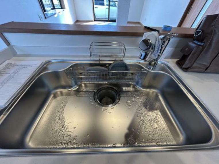 【リフォーム済】新品キッチンのシンクは、大きな鍋も洗いやすいセンターポケット形状。シンクの裏面に振動を軽減する素材を貼ることで、水はね音を抑えた静音設計のシンクです。