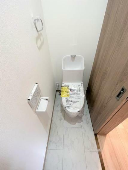 トイレ 【リフォーム済】毎日使用するトイレはTOTO製で節水タイプのウォシュレット付きトイレに新品交換。クロスやフロアの張替を一緒にすることで清潔感のある空間に。直接肌に触れる部分は新品がいいですね。