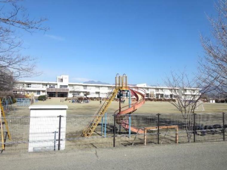 小学校 【周辺】韮崎市立甘利小学校まで約2400m（徒歩約30分）。暑い日も寒い日も元気に歩いて通える距離です。お友達との通学路は楽しい思い出になりそうですね。