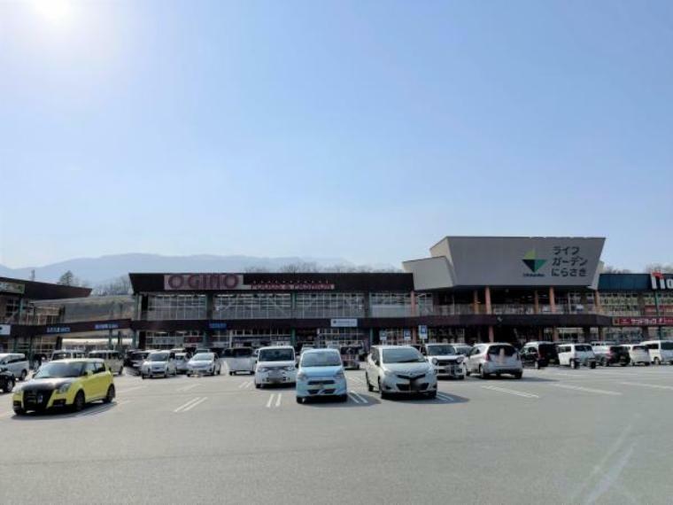 【周辺】オギノ韮崎駅前店まで約3400m（車約7分）。大きな買い物やまとめ買いは近くのスーパーで済ませたいものです。お休みの日にご家族で買い物もしやすい距離にあるのは嬉しいですね。