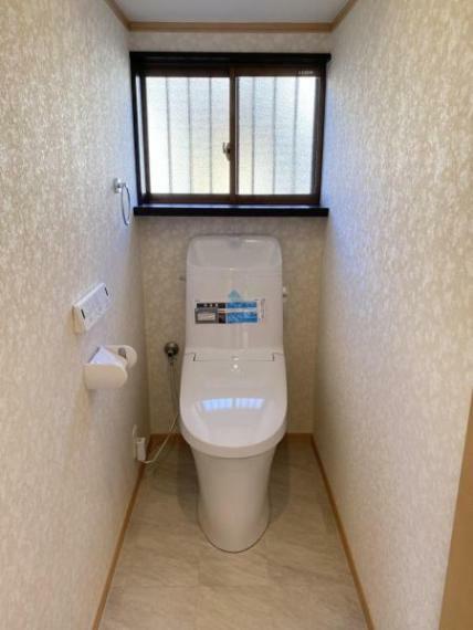 トイレ 【トイレ写真】毎日使用するトイレはリクシル製で節水タイプのウォシュレット付きトイレに新品交換致しました。クロスやフロアの張替を一緒にすることで清潔感のある空間に。直接肌に触れる部分は新品がいいですね。