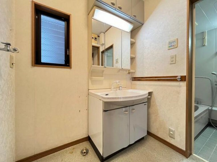 ワイドな洗面台は収納力もあり、いつでもすっきりとした洗面室に。（10/19撮影）