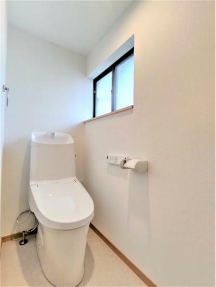 トイレ 【リフォーム済】2階のトイレもリクシル製の新品に交換しました。朝の混雑が避けられますね。