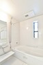 浴室 白を基調とした清潔感あふれる空間。存分にくつろげるよう設計されたバスタブで、1日の疲れをとってリセットしましょう。雨の日や夜の洗濯にも重宝する浴室乾燥暖房機付きです。（1号棟）