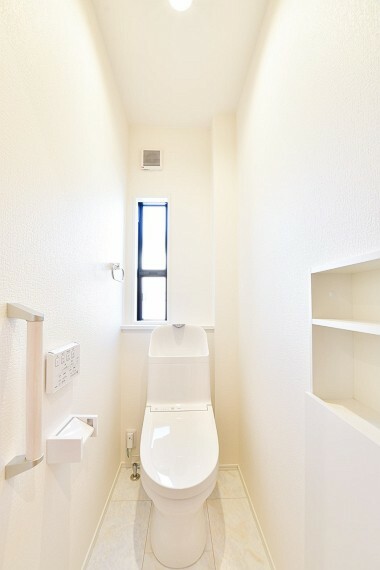 トイレは、清潔感のあるホワイトクロスでまとめられ、窓から差し込む光が優しく照らし、1人の時間をゆったりと過ごせる癒しの空間に仕上げました。（1号棟）