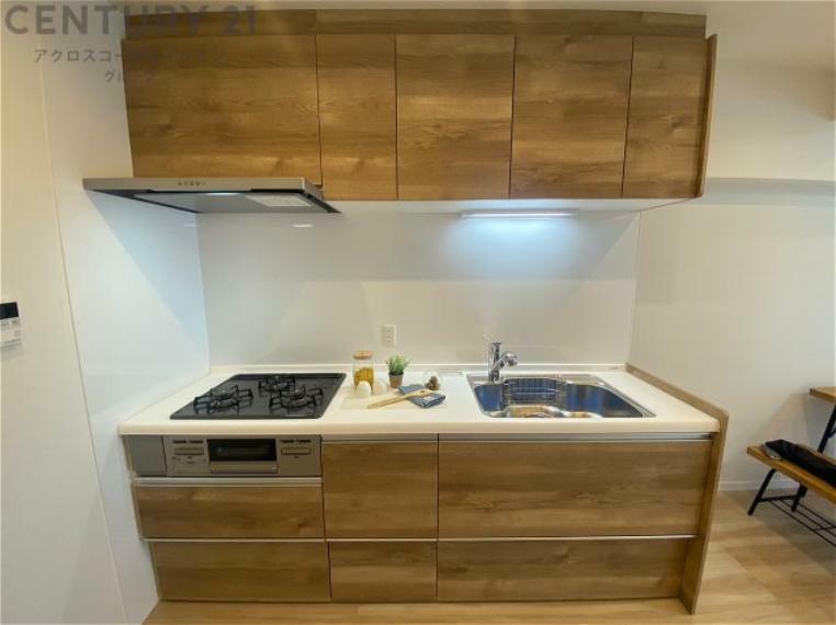 キッチン 壁付けシステムキッチンはスペースの最大限の有効活用が可能で、動線がスムーズになり調理や準備が快適で効率的に行えます。収納スペースや吊り戸棚が設けられ、調理器具や食器類をスマートに収納できます。