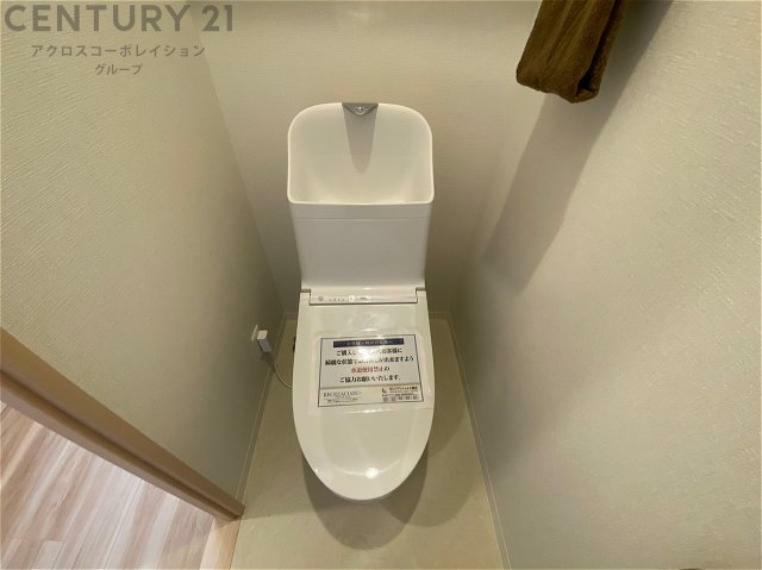 トイレ 温水洗浄便座付トイレは温水洗浄機能により、暖かい水でおしりを洗浄することができ、冷たい水を使う従来の便座に比べ、温水洗浄機能で暖かいトイレを提供し、快適な使用を可能にします。