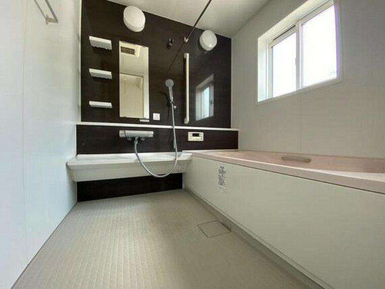 浴室 バスルームは色違いで同仕様のものが1階、2階にございます。日々の疲れをゆっくり癒して下さい。
