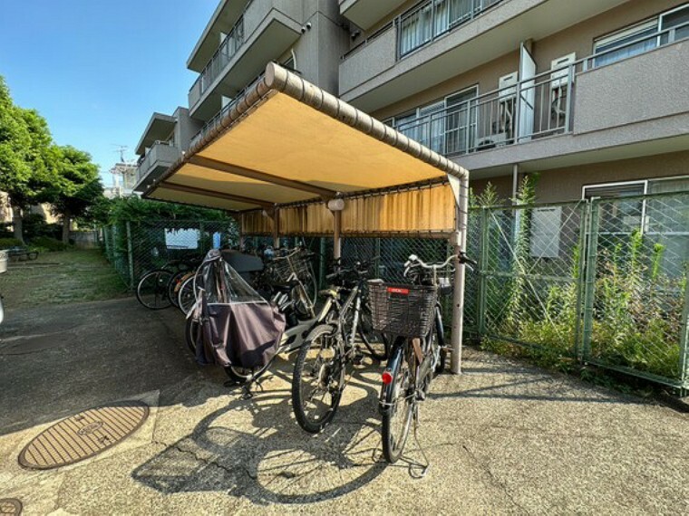 屋根付きの駐輪場がございますので、雨風から大切な自転車を守れるので雨ざらしにするよりも劣化しにくいです。日常使いするものだから使いやすいのがポイントです。