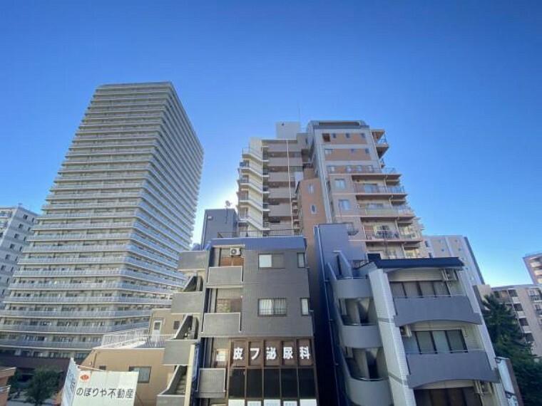 バルコニーからふと見上げる太陽と青空。日常にちょっとした幸せを運んでくれます