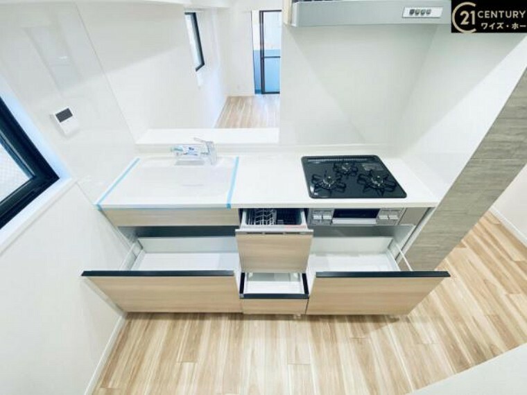 大型収納スペースが備わった快適なキッチンスペース。キッチン周りを綺麗にスッキリとした空間が保てます