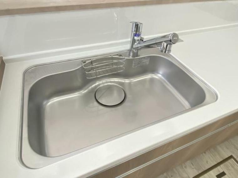キッチン 【設備写真】キッチンのシンクはサビにくいステンレス製です。浄水機能を利用できるノズルが伸びる水栓です。
